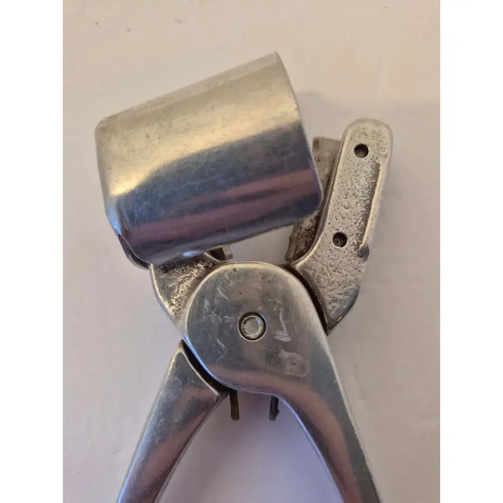 The Clipper Pecan Sheller Vintage USA Pre-Owned In Box Metal